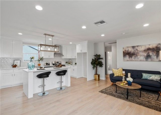 2-Winnetka-Home-Staging-Living-Room-Decor-e1620878367258