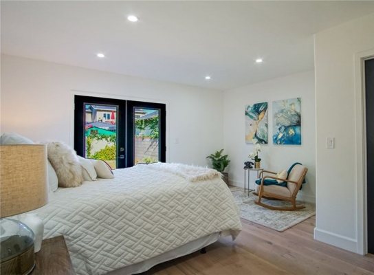 1-Sherman-Oaks-Bedroom-White-Bedsheets-Minimal-Elegant-Decor